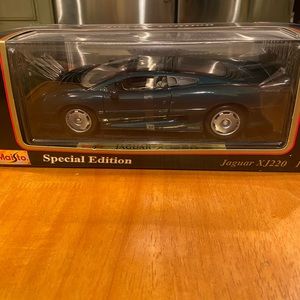 Jaguar 1992 XD220 die cast collectors car